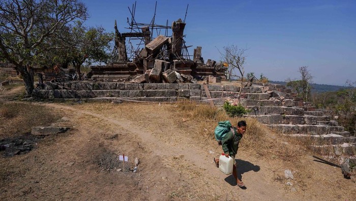 Kerusakan ditemukan di kompleks Preah Vihear di Provinsi Preah Vihear, Kamboja, menyusul bentrokan bersenjata di wilayah perbatasan Thailand–Kamboja, Kamis (12/2/2026). Situs bersejarah yang berstatus warisan dunia UNESCO tersebut terdampak langsung konflik, dengan sejumlah bagian bangunan mengalami kerusakan serta ditemukannya sisa amunisi berbahaya di area sekitar. REUTERS/Soveit Yarn
