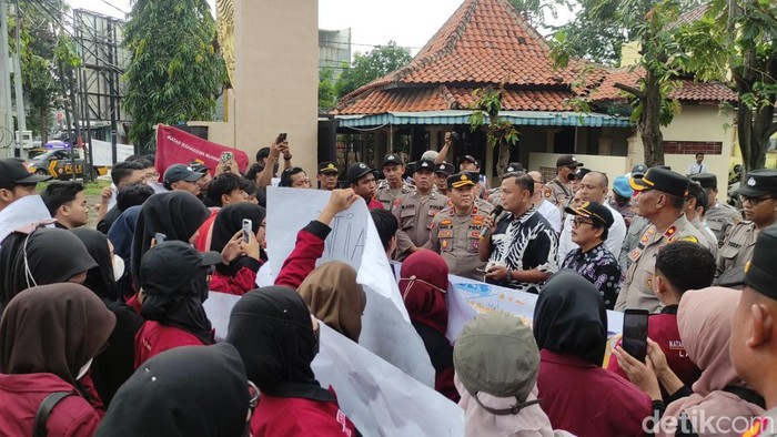 Demo mahasiswa IMM di Kantor Dinsos Lamongan menyusul penonaktifan lebih dari 23 ribu peserta BPJS PBI JK dinonaktifkan.