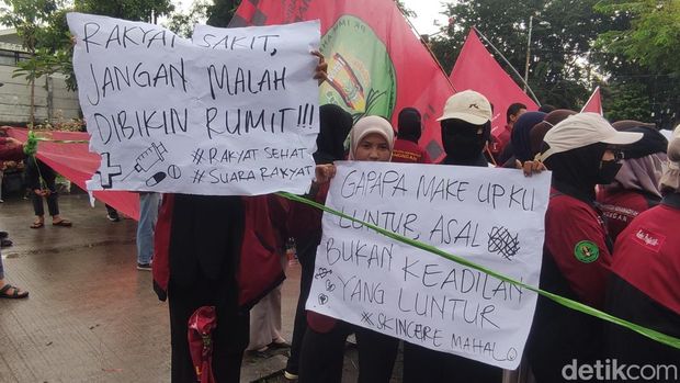 Demo mahasiswa IMM di Kantor Dinsos Lamongan menyusul penonaktifan lebih dari 23 ribu peserta BPJS PBI JK dinonaktifkan.