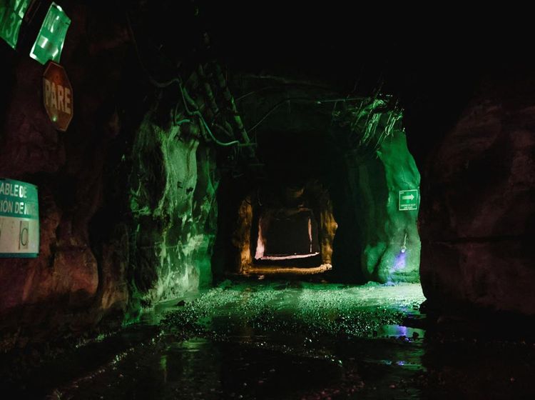 Di Bawah Hutan Hujan, Tambang Emas Raksasa Terus Berkembang