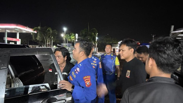Ditpolairud Polda Jabar saat mengamankan terduga pelaku pencurian kapal di Karawang