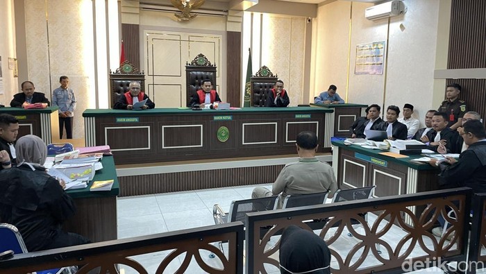 Eks Wakapolri Komjen Pol (Purn) Oegroseno sebagai saksi ahli meringankan terdakwa Supriyono alias Botok dan Teguh Istiyanto di PN Pati, Jumat (13/2/2026).