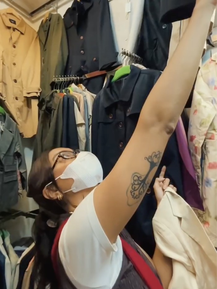 Eva Celia thrifthing di Pasar Senen.