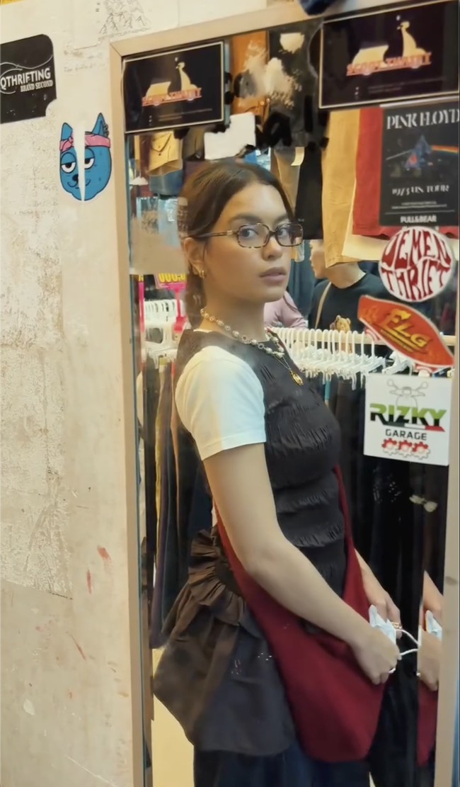 Makeup Eva Celia pun tampak clean natural dengan complexion kelihatan tipis dan semi matte. Kacamata yang dikenakan Eva membuat penampilannya kasual dan dewasa. Foto: Instagram @evacelia