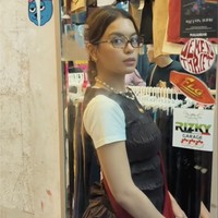 Makeup Eva Celia pun tampak clean natural dengan complexion kelihatan tipis dan semi matte. Kacamata yang dikenakan Eva membuat penampilannya kasual dan dewasa. Foto: Instagram @evacelia