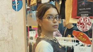 POV Temani Eva Celia Thrifting di Pasar Senen