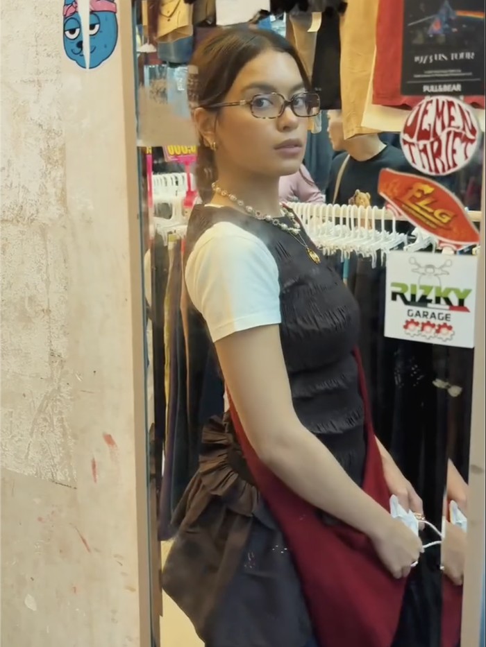 Eva Celia thrifthing di Pasar Senen.