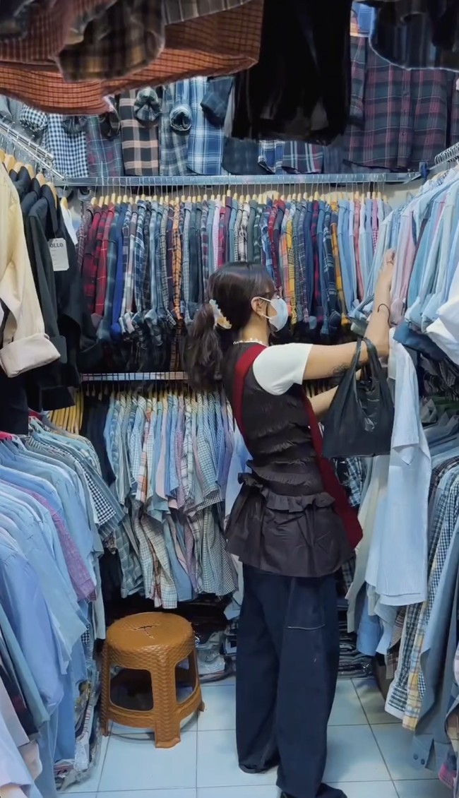 Sementara itu, rambut Eva Celia diikat rendah dan belah tengah tanpa styling berlebihan. Ini ngasih kesan effortless tanpa ribet.  Foto: Instagram @evacelia