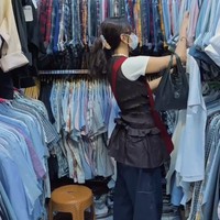 Sementara itu, rambut Eva Celia diikat rendah dan belah tengah tanpa styling berlebihan. Ini ngasih kesan effortless tanpa ribet.  Foto: Instagram @evacelia