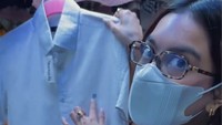 Bintang film Abadi Nan Jaya itu memperlihatkan kemeja biru muda yang mencuri perhatiannya. Dia menunjuk label pada kemeja tersebut. Foto: Instagram @evacelia