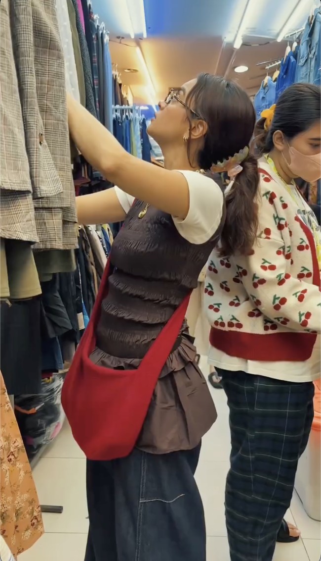 Aksen vintage yang kuat menonjol pada penampilan Eva Celia. Tas selempang merah maroon yang dikenakannya terlihat bold tapi earthy, bikin look langsung hidup. Foto: Instagram @evacelia