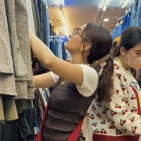 Aksen vintage yang kuat menonjol pada penampilan Eva Celia. Tas selempang merah maroon yang dikenakannya terlihat bold tapi earthy, bikin look langsung hidup. Foto: Instagram @evacelia