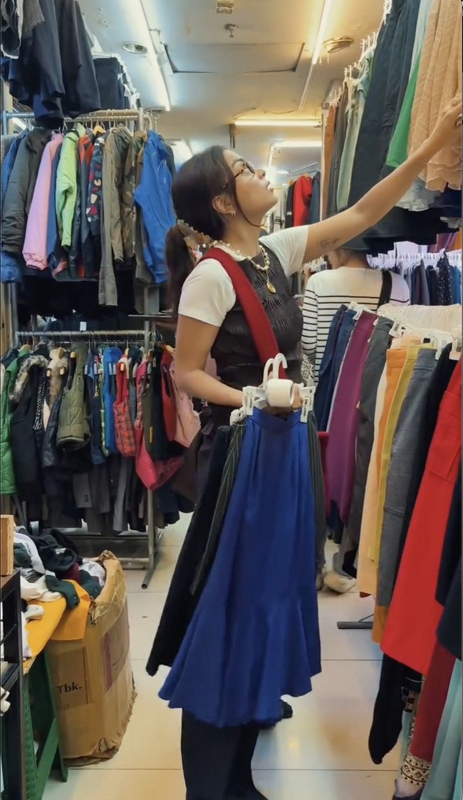 Eva Celia tampil dengan gaya retro modern ketika menyusuri Pasar Senen untuk berbelanja thrifting. Putri Sophia Latjuba ini pun terlihat santai dan nyaman. Foto: Instagram @evacelia