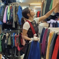 Eva Celia tampil dengan gaya retro modern ketika menyusuri Pasar Senen untuk berbelanja thrifting. Putri Sophia Latjuba ini pun terlihat santai dan nyaman. Foto: Instagram @evacelia