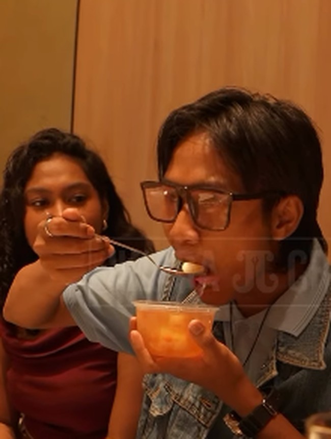Seru! Fajar Sad Boy Ngevlog Saat Kulineran hingga Piknik