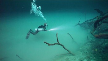 Sungai bawah laut, Cenote Angelita. Foto: AB TV via Bored Panda