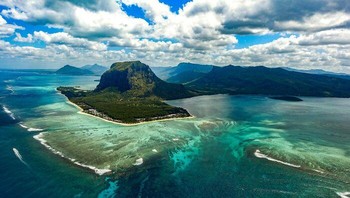 Air terjun di bawah laut Mauritius. Foto: Xavier Coiffic via Bored Panda