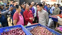 Dalam kunjungannya Wapres Gibran Rakabuming Raka memantau harga dan ketersediaan berbagai bahan pokok sekaligus menyerap aspirasi para pedagang di pasar tradisional terbesar di Pulau Bali tersebut. ANTARA FOTO/Fikri Yusuf