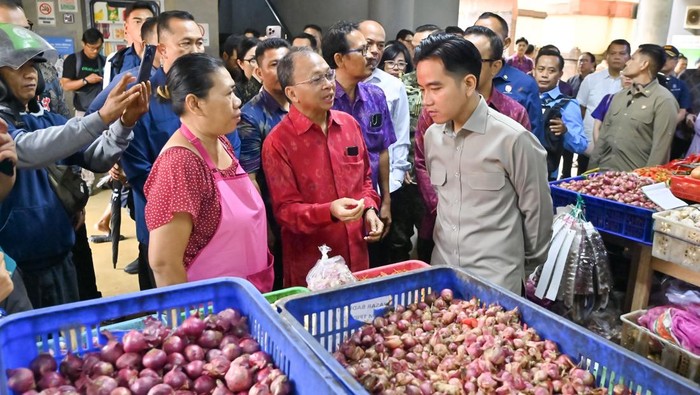 Wakil Presiden Gibran Rakabuming Raka (tengah) didampingi Gubernur Bali Wayan Koster (kiri) meninjau Pasar Badung di Denpasar, Bali, Jumat (13/2/2026). Dalam kunjungannya Wapres Gibran Rakabuming Raka memantau  harga dan ketersediaan berbagai bahan pokok sekaligus menyerap aspirasi para pedagang di pasar tradisional terbesar di Pulau Bali tersebut. ANTARA FOTO/Fikri Yusuf/wsj.