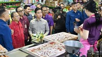 Ia berbincang langsung dengan pedagang mengenai fluktuasi harga dan kondisi ketersediaan komoditas penting seperti cabai rawit yang sedang mengalami lonjakan harga. ANTARA FOTO/Fikri Yusuf