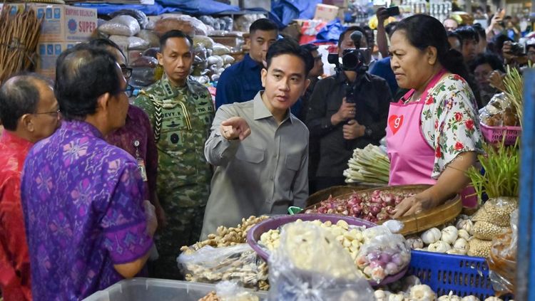 Gibran Blusukan ke Pasar Badung, Cek Harga dan Subsidi Sembako