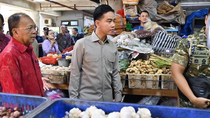 Wakil Presiden Gibran Rakabuming Raka (tengah) didampingi Gubernur Bali Wayan Koster (kiri) meninjau Pasar Badung di Denpasar, Bali, Jumat (13/2/2026). Dalam kunjungannya Wapres Gibran Rakabuming Raka memantau  harga dan ketersediaan berbagai bahan pokok sekaligus menyerap aspirasi para pedagang di pasar tradisional terbesar di Pulau Bali tersebut. ANTARA FOTO/Fikri Yusuf/wsj.