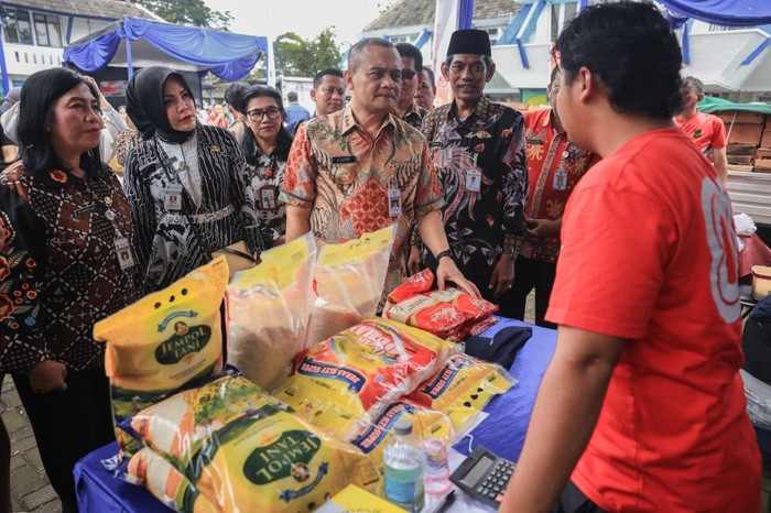 Gubernur Jawa Tengah, Ahmad Luthfi meninjau Gerakan Pangan Murah di Halaman Kantor TVRI Jawa Tengah, Jumat (13/2/2026).