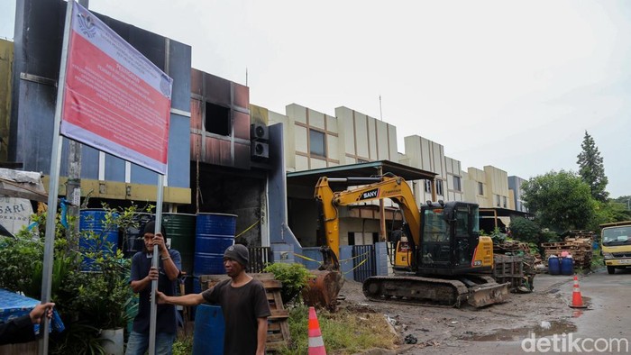 **KLH Pastikan Bara Asap Gudang Pestisida Tak Ada Lagi: Bau Sudah Berkurang**