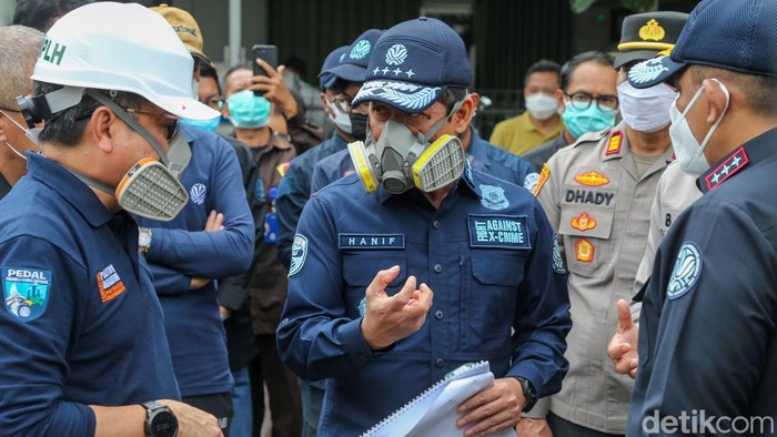 Garis polisi dan papan peringatan dari Kementerian Lingkungan Hidup dipasang di depan gudang pestisida yang terletak di Kecamatan Setu, Tangsel, Banten, Jumat (13/2/2026). Kebakaran di gudang pestisida tersebut membuat Sungai Jaletreng dan Sungai Cisadane tercemar.