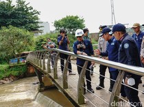 KLH Ambil Sampel Air Sungai Tercemar Pestisida di Tangsel, Karbon Aktif Ditebar