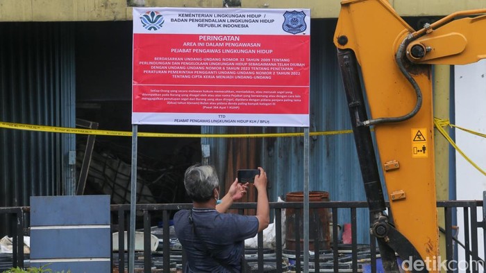 Garis polisi dan papan peringatan dari Kementerian Lingkungan Hidup dipasang di depan gudang pestisida yang terletak di Kecamatan Setu, Tangsel, Banten, Jumat (13/2/2026). Kebakaran di gudang pestisida tersebut membuat Sungai Jaletreng dan Sungai Cisadane tercemar.