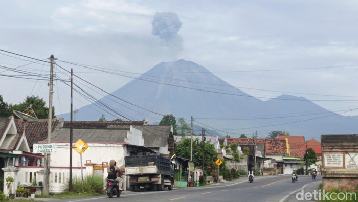 Gunung Semeru erupsi