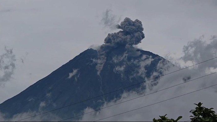 Gunung Semeru erupsi