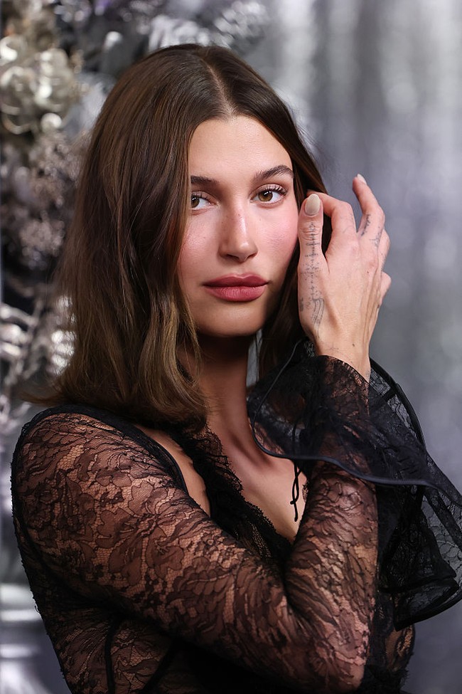 Kehadiran istri Justin Bieber di Australia bukan hanya untuk menghadiri premiere. Dia juga tengah mempromosikan peluncuran terbaru brand kecantikannya, Rhode, yang kini resmi hadir di pasar Australia. Foto: Getty Images/Brendon Thorne