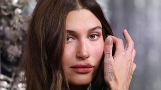 Tren Makeup Watercolor Seperti Hailey Bieber-Sabrina Carpenter, Ini Tipsnya