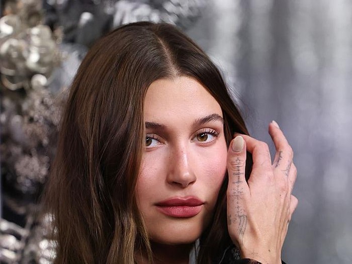 Hailey Bieber menghadiri pemutaran perdana film 