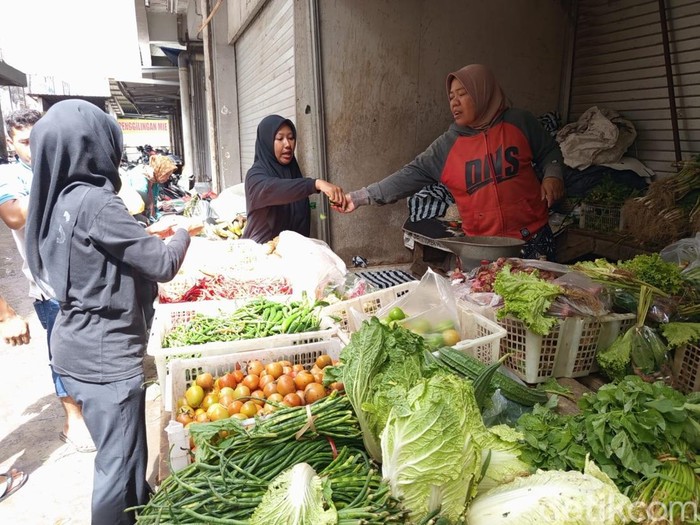 Harga cabai rawit atau setan di Pasar Rejowinangun Magelang menjelang puasa Ramadan mengalami kenaikan, Jumat (13/2/2026).