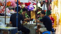 Blok C Rawa Belong menjadi tujuan bagi calon pengantin maupun warga yang ingin melihat langsung proses pembuatan roncean melati yang sarat makna tradisi. 