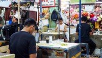 Di balik keharumannya, para pedagang menghadapi tantangan kenaikan harga bahan baku. Sule, salah satu perajin, menyebut harga melati melonjak hingga tiga kali lipat. Kenaikan ini dipengaruhi momen Valentine, Imlek, tradisi ziarah menjelang Ramadan, hingga permintaan ekspor ke Singapura. 