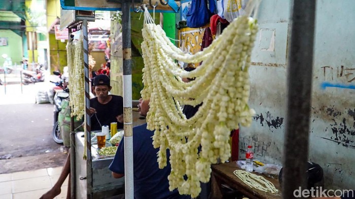 Pasar Bunga Rawa Belong, Kebon Jeruk, Jakarta Barat, terdapat sudut yang dipenuhi aroma khas melati. Di Blok C, para perajin tampak sibuk meronce bunga melati menjadi aksesori pernikahan tradisional.