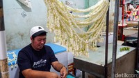 Roncean melati dibuat sesuai kebutuhan adat. Untuk pernikahan Sunda misalnya, terdapat cengkehan yang disematkan di dada kanan, sarung konde, hingga pasung. Selain untuk pengantin, karangan melati juga kerap digunakan dalam upacara pemotongan pita hingga penyambutan tamu kehormatan. 
