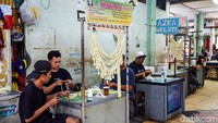 Tangan-tangan terampil itu menyusun kuntum demi kuntum dengan jarum dan benang. Sekilas terlihat sederhana, namun prosesnya membutuhkan ketelatenan dan waktu yang tidak singkat. Untuk satu paket lengkap aksesori adat, pengerjaannya bisa memakan waktu berjam-jam. 