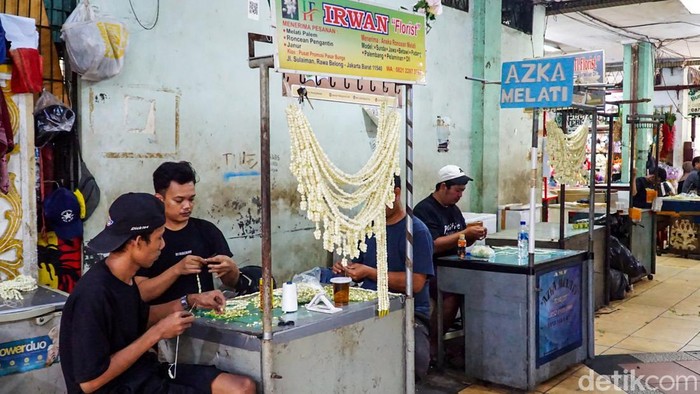 Pasar Bunga Rawa Belong, Kebon Jeruk, Jakarta Barat, terdapat sudut yang dipenuhi aroma khas melati. Di Blok C, para perajin tampak sibuk meronce bunga melati menjadi aksesori pernikahan tradisional.