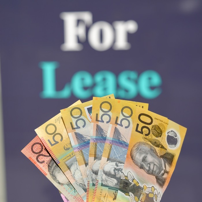 Saat ini, penyewa rata-rata membayar 33,4 persen dari pendapatan sebelum pajak mereka untuk sewa. (ABC News: Monish Nand)