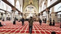 Umat Islam berjalan masuk ke dalam Masjid Al-Qibli di Komplek Al-Aqsa, kawasan Kota Tua Yerussalem, Kamis (12/2/2026). Area suci tersebut menjadi tujuan utama jamaah untuk beribadah sekaligus mengenal sejarah penting peradaban Islam. ANTARA FOTO/Muhammad Adimaja
