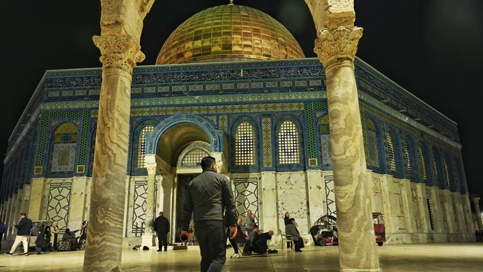Umat Islam berjalan memasuki kawasan Masjid Dome of the Rock di Komplek Al-Aqsa, kawasan Kota Tua Yerussalem, Kamis (12/2/2026). Komplek Al-Aqsa yang merupakan situs tersuci ketiga dalam Islam tersebut meliputi Masjid Al-Qibli (Kubah Perak), Dome of the Rock (Kubah Emas), Masjid Al-Buraq, dan Mushalla Al-Marwani. ANTARA FOTO/Muhammad Adimaja/wsj.