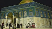 Umat Islam beribadah di halaman Masjid Dome of the Rock di Komplek Al-Aqsa, kawasan Kota Tua Yerussalem, Kamis (12/2/2026). Halaman kompleks ramai oleh jamaah yang memanfaatkan waktu untuk berdoa dan beribadah di lokasi bersejarah itu. ANTARA FOTO/Muhammad Adimaja