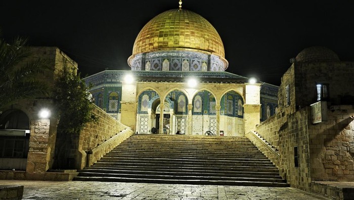 Umat Islam berjalan memasuki kawasan Masjid Dome of the Rock di Komplek Al-Aqsa, kawasan Kota Tua Yerussalem, Kamis (12/2/2026). Komplek Al-Aqsa yang merupakan situs tersuci ketiga dalam Islam tersebut meliputi Masjid Al-Qibli (Kubah Perak), Dome of 