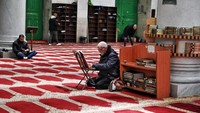 Umat Islam membaca kitab suci Al-Aquran di Masjid Al-Qibli di Komplek Al-Aqsa, kawasan Kota Tua Yerussalem, Kamis (12/2/2026). Suasana tenang di dalam masjid memperlihatkan kekhusyukan jamaah saat menjalankan ibadah. ANTARA FOTO/Muhammad Adimaja