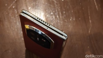 HP ini menawarkan bodi tipis saat dilipat. Foto: Adi Fida Rahman/detikINET